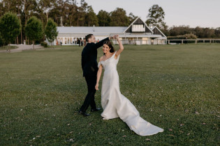 intimate-luxury-mid-week-wedding